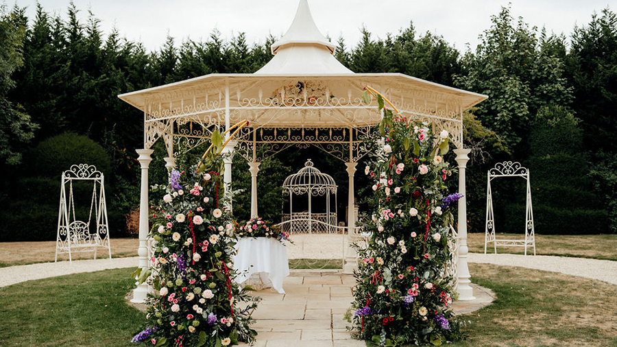 Floral arrangement at the italian pavilion at Manor By The Lake